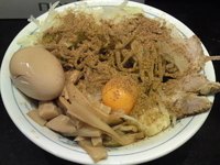 「油そば（にんにく）850円,節粉80円」@らーめん大 五反田店の写真