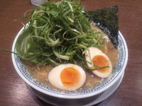 「ドッカンねぎ肉そば半熟煮玉子入り（924円:ねぎ2倍増量サービス」@丸源ラーメン 大宮大和田店の写真