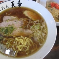 「中華そば・中太麺+Dセット（ミニチャーハン・おしんこ） 650円」@山形ラーメン 天童 東京本丸店の写真