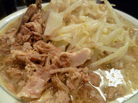 「らーめん（ニンニクアブラ）+細切れチャーシュー」@らーめん大 五反田店の写真