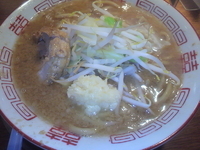 「らーめん並（麺少なめ:200g・ヤサイ少し・ニンニク）」@クローバーの写真