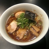 「鶏油魚粉ソバ（醤油）+絶妙半熟煮玉子」@我流旨味ソバ 地雷源の写真