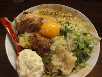 「まぜそば大+炙りチーズ（野菜、ニンニク、タルタル）」@ラーメンアキラの写真