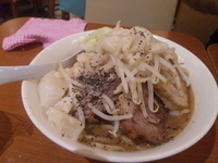 「らーめん（並）野菜半分 アブラW」@ジャンクガレッジ イオンレイクタウンmori店の写真