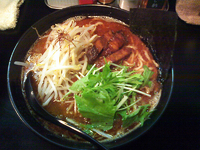 「辛味噌らーめん（800円）+小ライス（100円）」@らーめん 虎一の写真