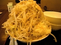 「ラーメン（中）・・・全増し（ニンニクW・野菜W・あぶら）」@ジャンクガレッジ イオンレイクタウンmori店の写真