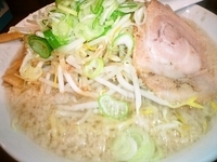 「しょうゆらーめん（背脂ガッツリ）+もやし（無料チケット使用）」@ぼすやの写真