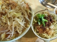 「ラーメン+豚増し 白両方炙り（ヤサイニンニクアブラ）」@ラーメン富士丸 明治通り都電梶原店の写真