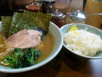 「ラーメン小600カタメコイメオオメ 無料ライス×2」@横浜家系ラーメン 五十三家の写真