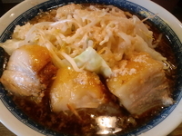 「ラーメン（小）550円+豚100円=650円（ニンニク少し+脂少」@らーめん こじろう526 日暮里店の写真