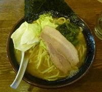 「豚骨醤油らあめん並（690円）」@らあめん 寸八 総本店の写真