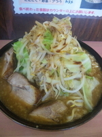 「ラーメン（野菜、ニンニク、カラメ）」@魔人豚の写真