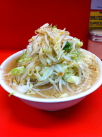 「小豚（ニンニクマシマシ、ヤサイ、カラメ）硬め」@ラーメン二郎 神田神保町店の写真