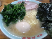 「ラーメン650円+ほうれん草100円+味玉100円=850円」@六角家 羽田店の写真