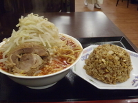 「Bセット（激レッド、焼飯、餃子（850円））（ヤサイ、ニンニク）」@ジャンクガレッジ 西船店の写真