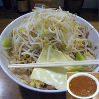 「油そば（ヤサイ/ニンニク） 700円+麺増 100円+豚券 10」@らーめん こじろう526 日暮里店の写真