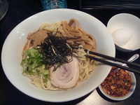 「まぜそば（ラー油付き・大盛無料） 730円+生玉子 50円」@自家製麺 織恩の写真