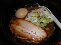 「濃厚中華そば（黒）+味玉 880円」@New old style ゆいが 三郷店の写真