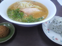 「中華そば+肉味噌+わかめのおむすび」@廣島中華そば 兎の写真