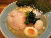 「醤油とんこつらーめん（かため、脂少なめ）+煮玉子」@新家系 らーめん きたくり家 横須賀中央店の写真