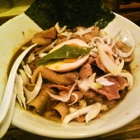 「煮干カレー肉そば」@すごい煮干ラーメン凪 新宿ゴールデン街店 本館の写真