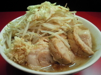 「豚ラーメン （ニンニク・カラメ）」@用心棒 本号の写真