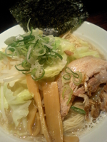 「塩とんこつ野菜（+100円 大盛）」@ラーメン 岩佐の写真