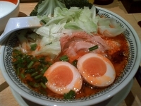 「辛きゃべとん798円（麺固め）+煮卵105円+キャベツ増量1.5」@二代目丸源 岩槻店の写真