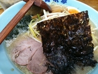 「食券番号34番おおみやラーメン[醤油 小]+76番トッピングねぎ」@ラーメン青木亭 大宮店の写真