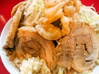 「ラーメン（小）+大豚増し+無料トッピング（全マシ）」@ジャンクガレッジ 東大宮店の写真