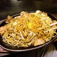 「焼きラーメン+モツ増 700円+200円=900円」@KENZO Cafeの写真