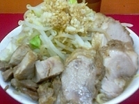 「ラーメン（中）ニンニク・ヤサイ+豚・味玉・魚粉」@モッコリ豚の写真