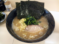 「家系ラーメン（590円）+ほうれんそう（80円）+ライス（150」@家系豚骨ラーメン 戦國家の写真