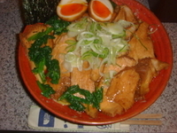 「チャーシューめん（麺硬め、脂多め）+半熟煮玉子」@熟成鶏醤油らーめん 上弦の月の写真