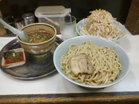「赤鬼かつおつけ麺、野菜マシ、特盛り」@らーめん 凌駕の写真