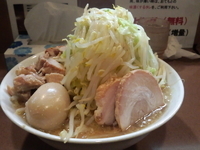 「ラーメン（カタメオオメコイメヤサイオオメ）+煮玉子+こま切れチャ」@ラーメン どんの写真