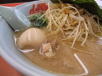 「ネギラーメン中盛り+味玉+半ライス」@ラーメン山岡家 笛吹店の写真