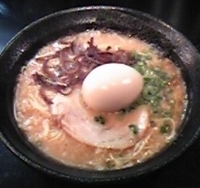 「とんこつ らーめん（600円）+味玉（サービス）」@とんこつらーめん一路（ICHIRO）の写真