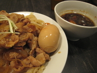 「肉盛りつけ麺（300g）+とろ～り味付玉子」@魁 肉盛りつけ麺 六代目けいすけの写真