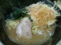 「家系豚骨ラーメン トッピングのネギ」@家系豚骨ラーメン 戦國家の写真