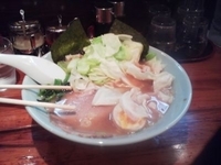 「醤油とんこつらーめん中盛+キャベツ」@新家系 らーめん きたくり家 横須賀中央店の写真