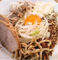 「まぜそば+豚増し（全マシ）750円+200円」@ジャンクガレッジ イオン八千代緑が丘SCの写真