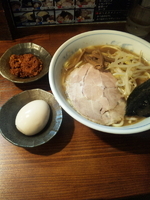 「ハーフ&ハーフのラーメン【両方で450円】 辛味【70円】 味玉」@つけ麺処 大勝彦の写真