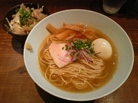 「煮干塩+塩味玉+鶏塩飯」@町田汁場 しおらーめん 進化の写真