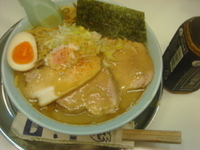 「大勝軒（らーめん・中盛）+黒烏龍茶」@らーめん 凌駕の写真