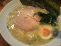 「塩豚骨らーめん（少なめ、かため）」@新家系 らーめん きたくり家 横須賀中央店の写真