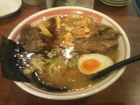 「豚なんこつチャーシュー麺+ニンニクチップ」@ラーメン・まぜそば 麺丸の写真