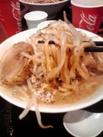 「ラーメン（中） 全マシ」@ジャンクガレッジ イオンレイクタウンmori店の写真