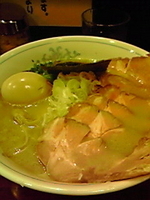 「鶏白湯煮干醤油+味玉+低温チャーシュー」@肉支那蕎麦 喜元門 柏店の写真