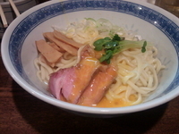 「油そば（普通盛り）700円、ウーロンハイつまみつき350円」@燦燦斗の写真